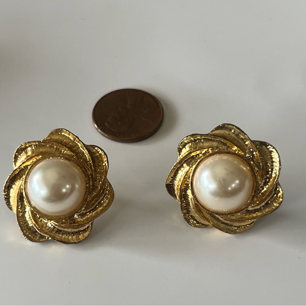 VINTAGE Gold and Cream Floral Pearl Earrings